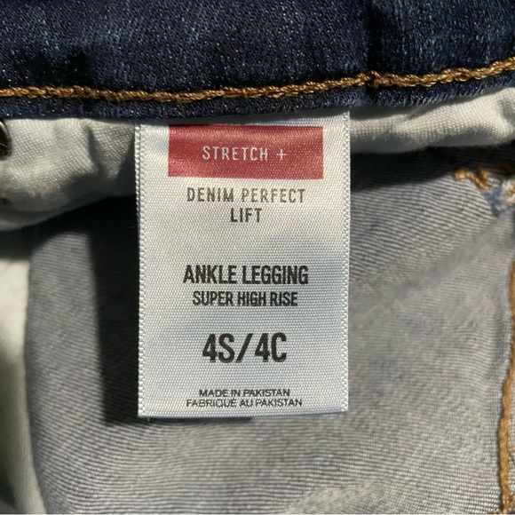 Like New Womans Express Jeans - Picture 4 of 6